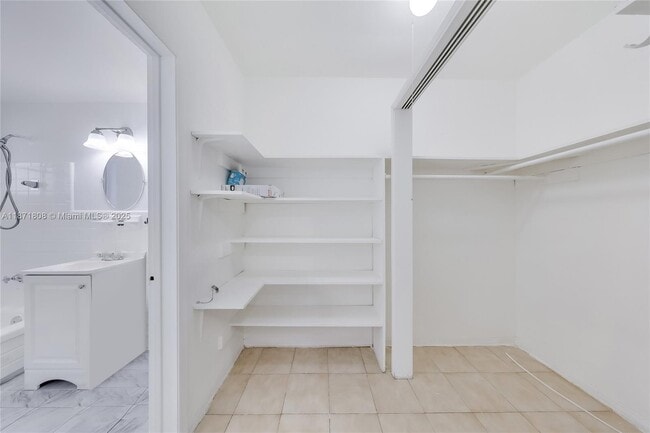 Building Photo - 6930 Rue Versailles Dr