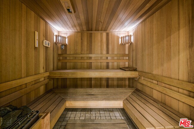 Building Photo - 8760 White Oak Ave