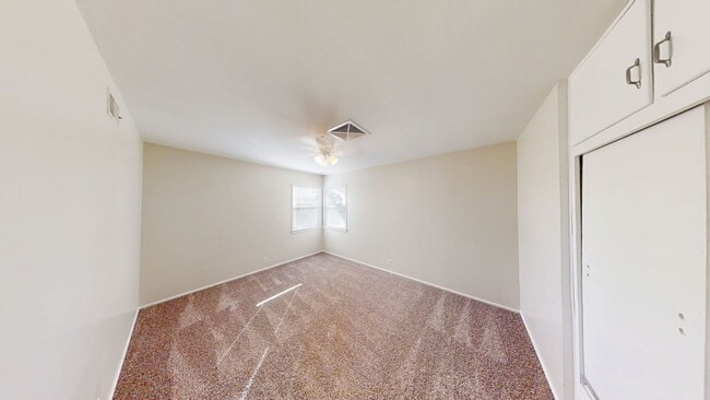 Building Photo - 3 bed 1.5 bath house + Studio Apt