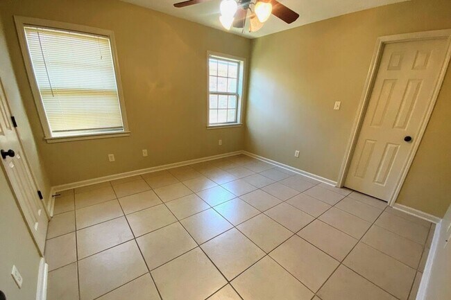 Building Photo - Spacious 2BR/2BA Duplex Near McNeese