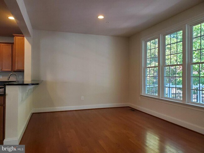 Building Photo - 411 Greenebaum Ln