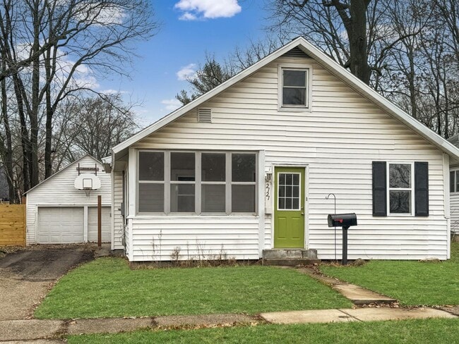 Primary Photo - 2121 Cleveland Ave SW