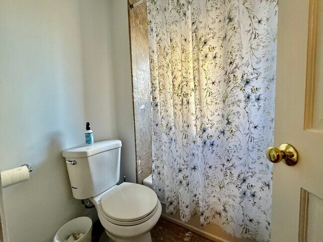 Building Photo - 452 Park Dr