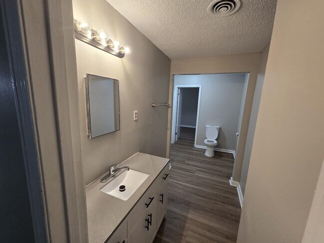 Building Photo - 3906 Hammett Dr