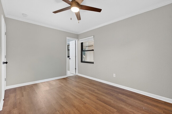 Building Photo - 420 Paradise Rd