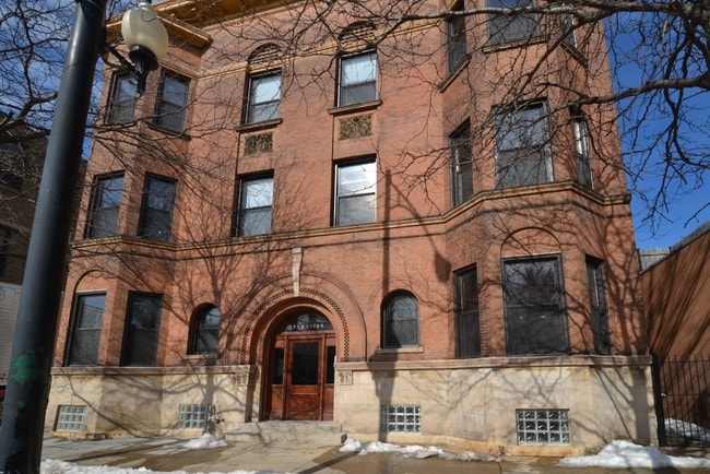 Building Photo - 1756 W Montrose Ave