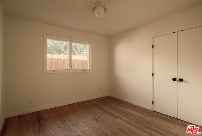 Building Photo - 914 Bienveneda Ave