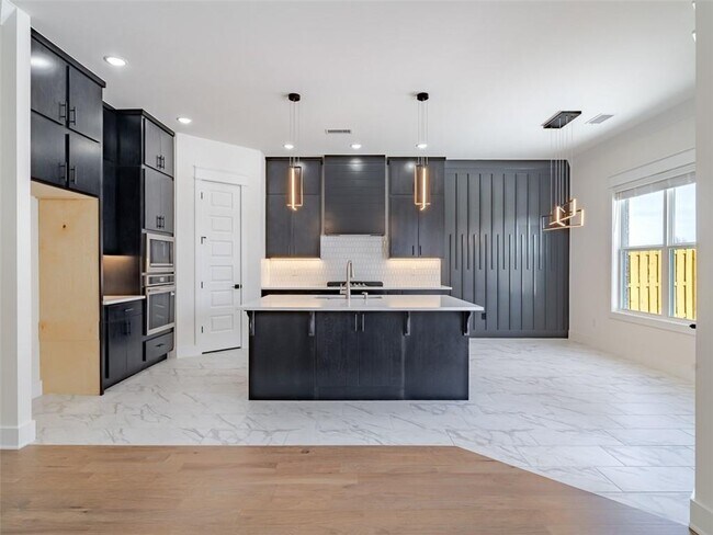 Building Photo - 311 Hedge Dr