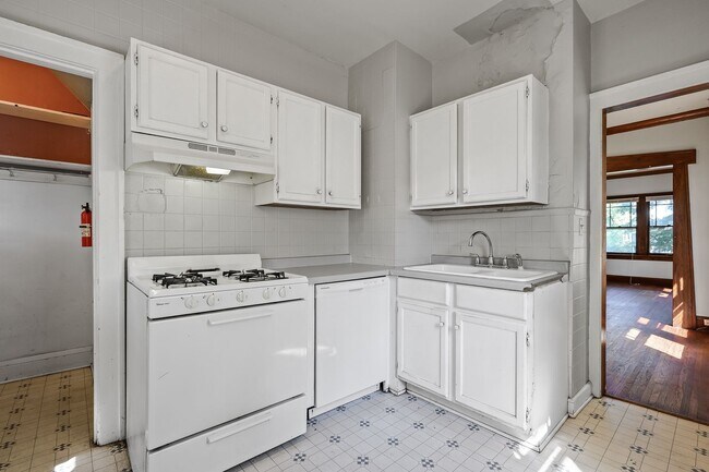 Building Photo - MUST SEE 5BD/2BA House close to U of M! Avail. 9/1/26!