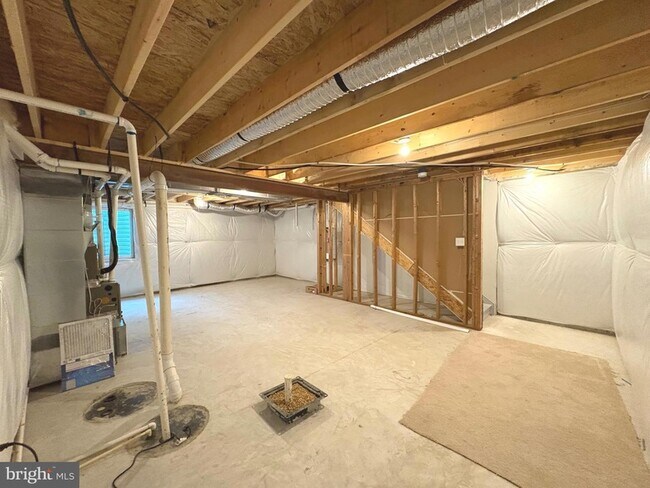 Building Photo - 27003 Greenleaf Dr