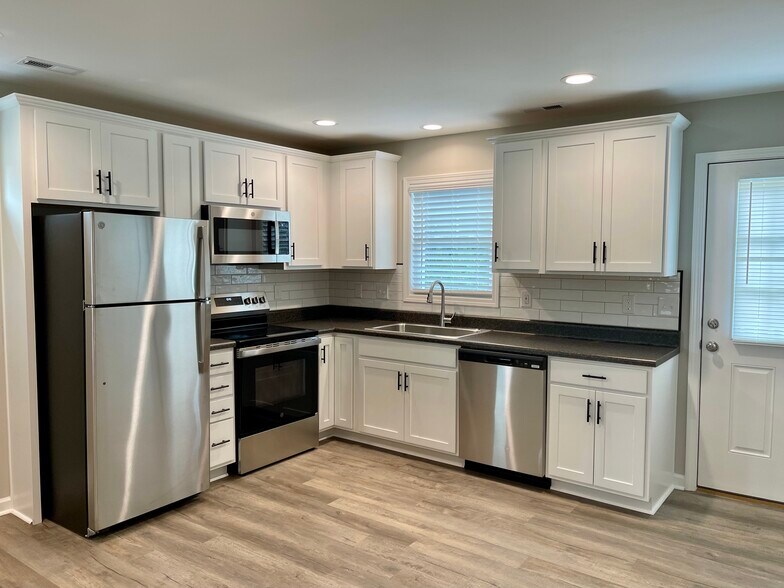 Well appointed kitchen w/multitude of cabinets/counter space - 2225 Kenwood Blvd SE