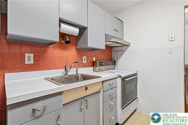 Building Photo - 732 N St Lucas St