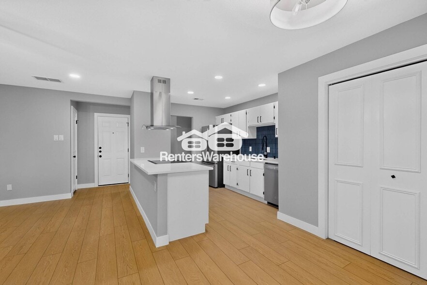 Building Photo - 5306 Vincennes Ct