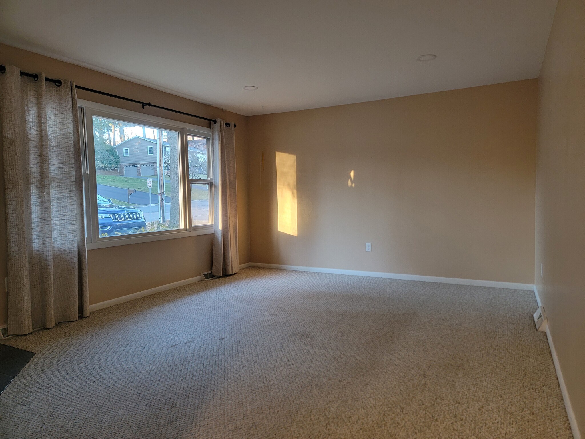 Building Photo - 40 Pine Crest Dr