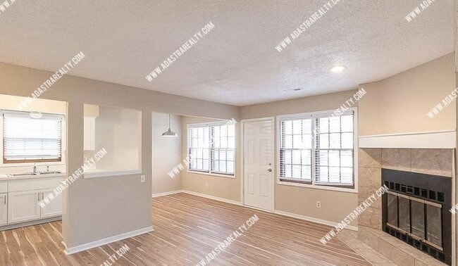 Building Photo - Beautiful and Spacious Townhome in LAWRENCE-Available in MAY!!