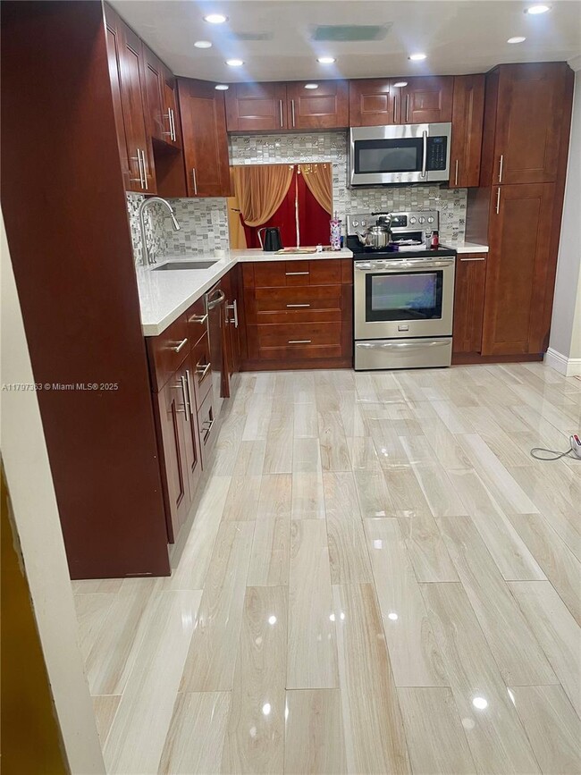 Building Photo - 6695 Racquet Club Dr