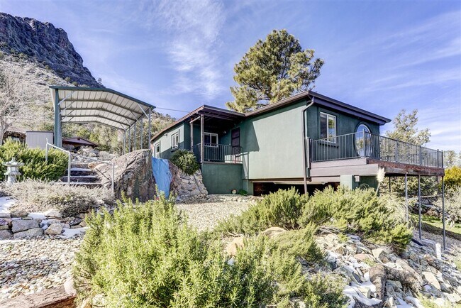Building Photo - Newly Remodeled 2 Bed, 1 Bath + a Den  Home at The Base of Thumb Butte!