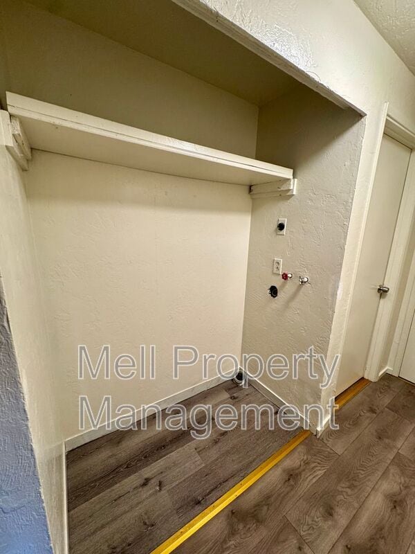 Building Photo - 861 Ellinor Ave