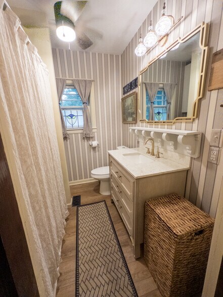 Full bathroom - 112 E Madison Ave