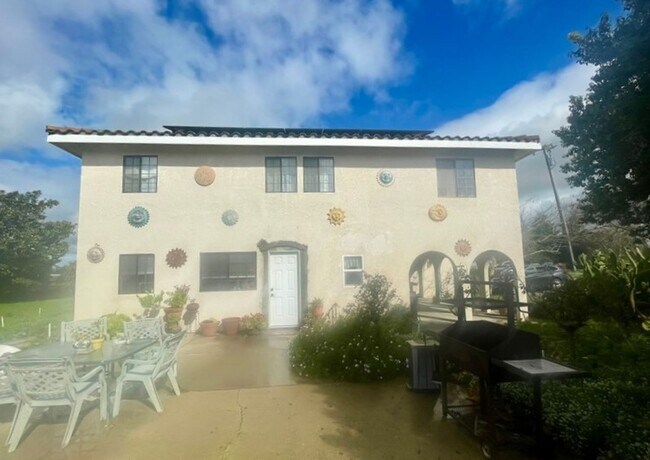 Building Photo - Spacious 4 bedroom/ 3 bath house in Nipomo