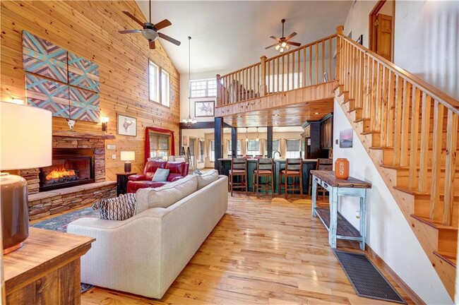 Building Photo - 495 Chicory Dr E