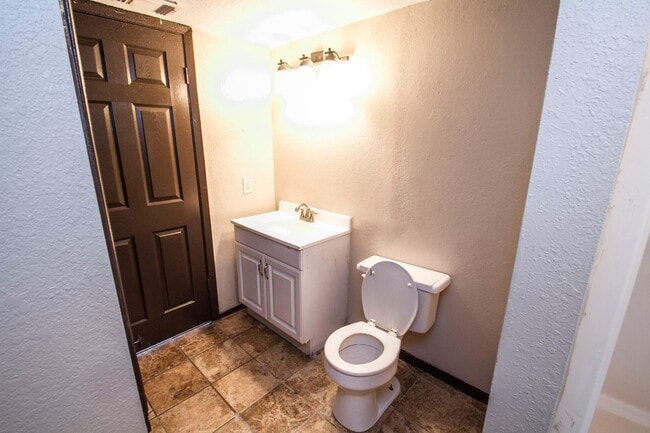 Building Photo - Your Family Home Near Dowtown