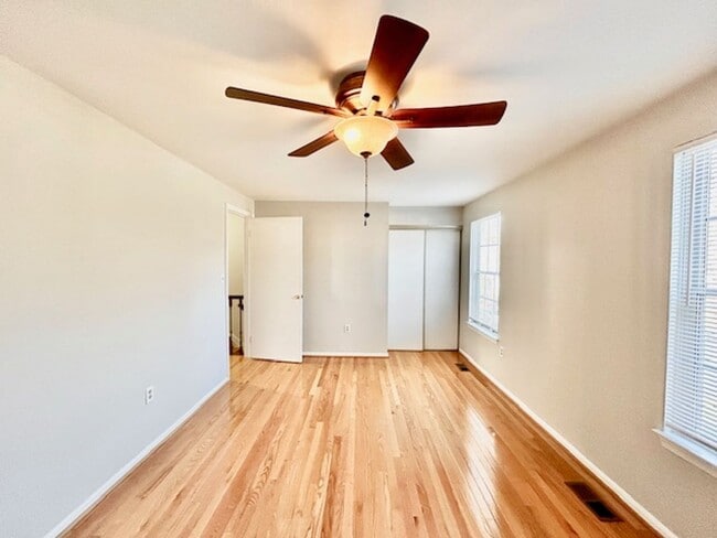 Building Photo - Spacious and bright 3BR/2.5BA townhouse with enclosed back patio