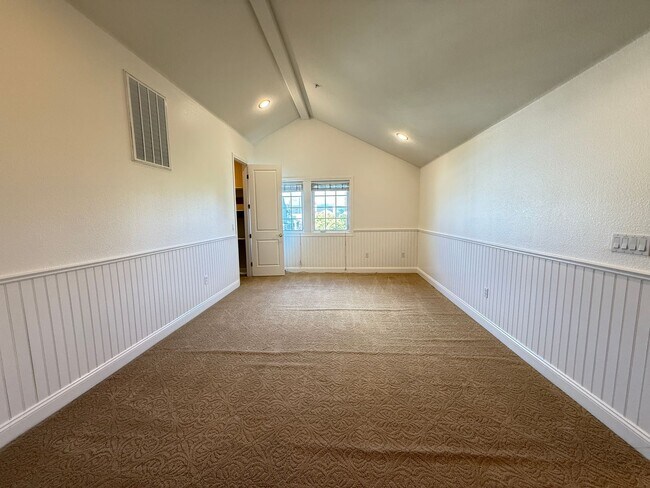 Building Photo - 3687 Whitworth Dr