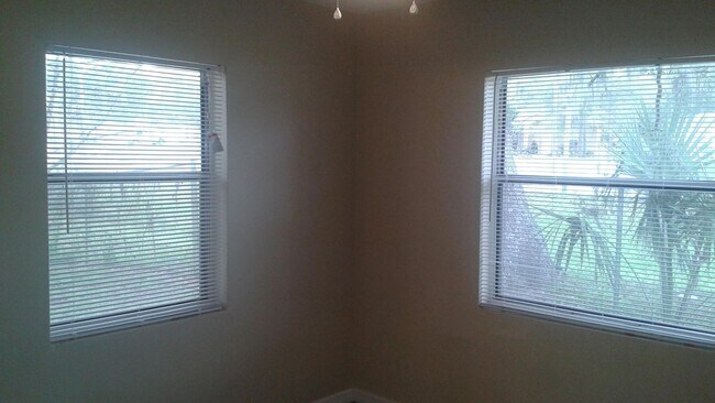 Building Photo - 410 S Hill Ave
