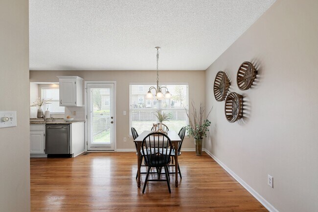 Building Photo - {13862} Spacious townhome in Prime Location + Maintenance Provided Community + Neighborhood Pool ...