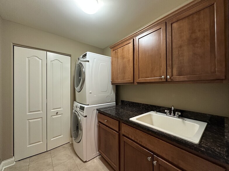 Building Photo - 2 Itasca Place