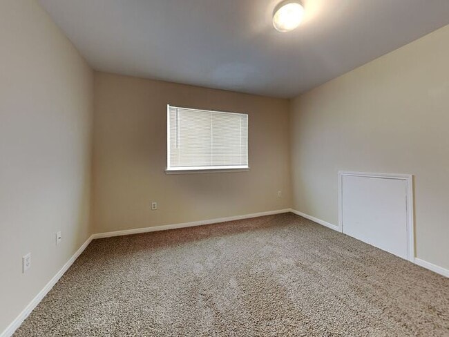Building Photo - No Applications Fees* $500 off first month...