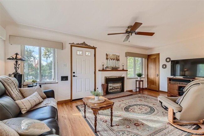 Building Photo - West Highlands - Amazing 32nd Ave, 2 Bed, 1 Bath Unit in Duplex- Shared Yard/Common Space