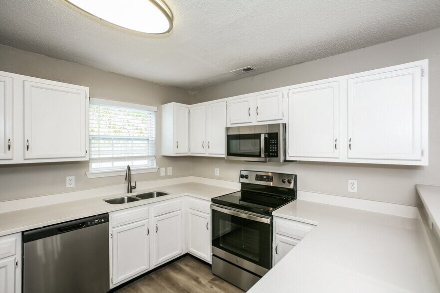 Building Photo - 15341 Ten Point Dr