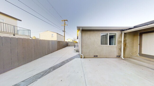 Building Photo - 5484 Dorothy Dr