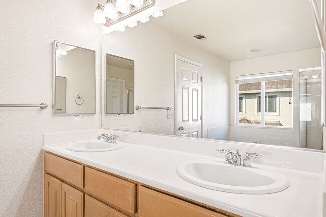 Building Photo - Beautiful single 4 Bed, 2.5 Bath Family Home in Quiet Neighborhood!