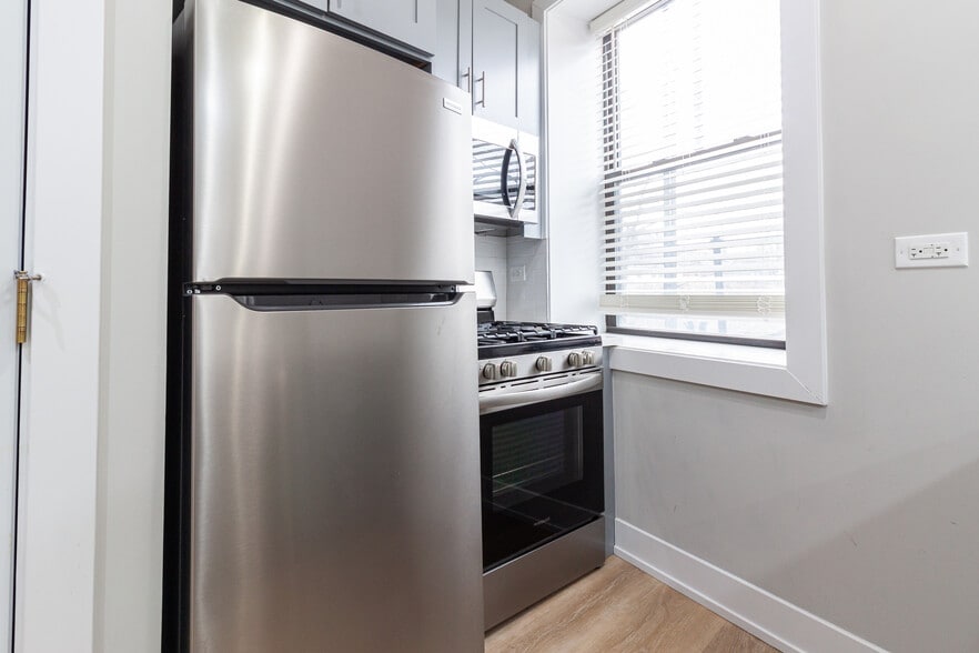 Building Photo - 441 W Belden Ave