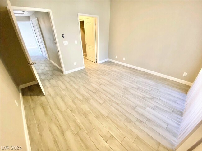 Building Photo - 1900 N Torrey Pines Dr