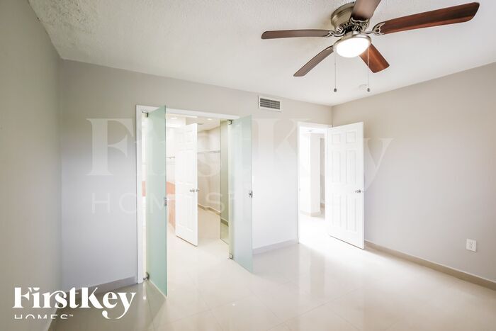 Building Photo - 6723 SW 140th Ave