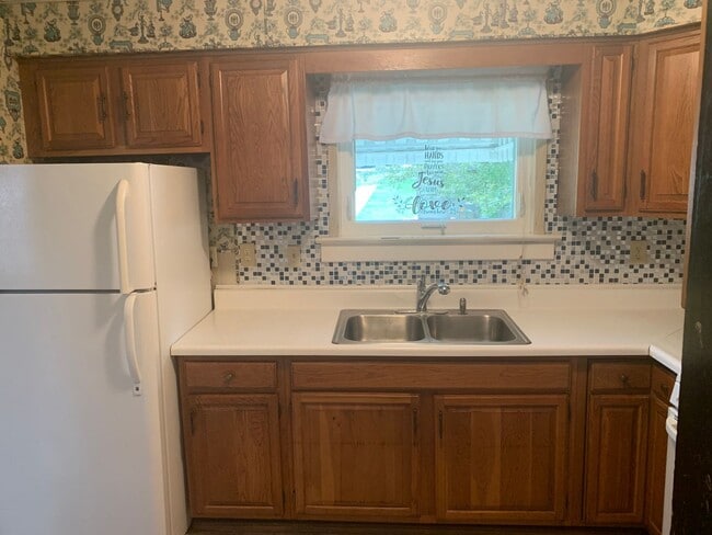 Building Photo - Dallastown SD 3 Bedroom House-Yard, Parking