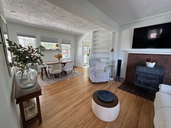 Building Photo - 3 Bedroom, 1.5 Bath, Furnished Home in Houghton
