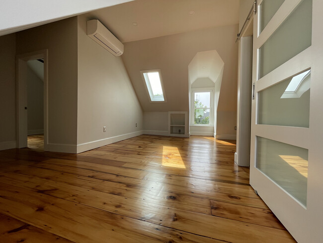 Third Floor Loft Living Room - 18 North St