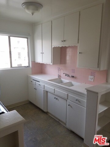 Building Photo - 515 S Serrano Ave