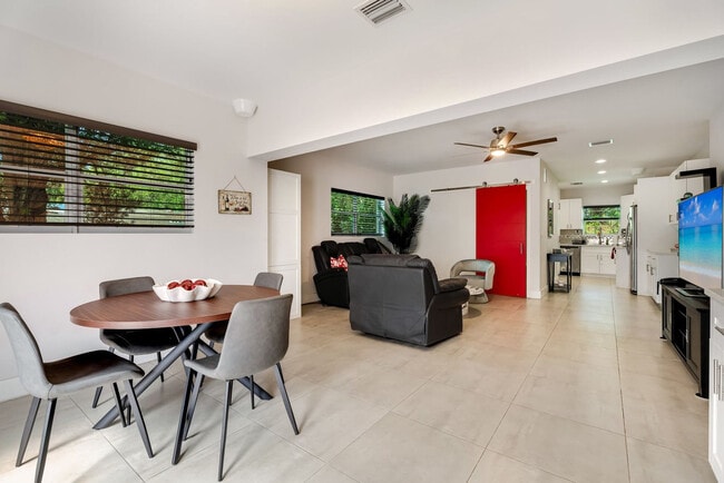 Building Photo - 1526 SW 20th Ave