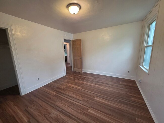 Building Photo - 703 1/2 Waddell Ave