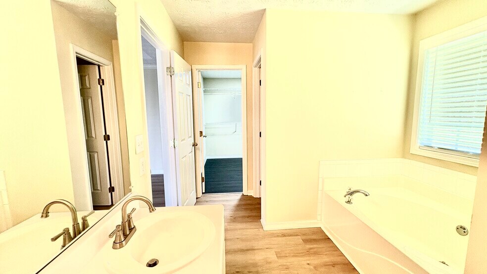 Building Photo - 2336 Pettit Dr