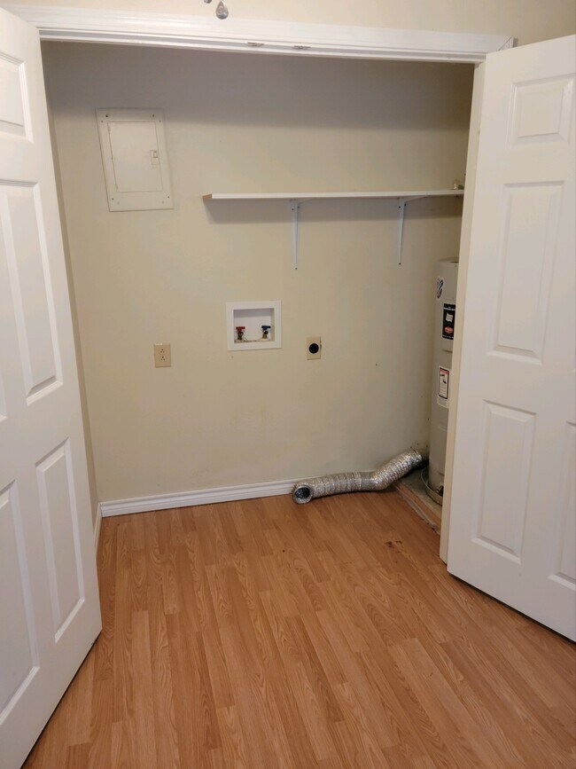 Building Photo - 307 S Berry St