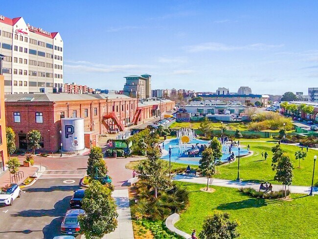 Building Photo - GORGEOUS Views from the 29th Floor 2bd 2ba...