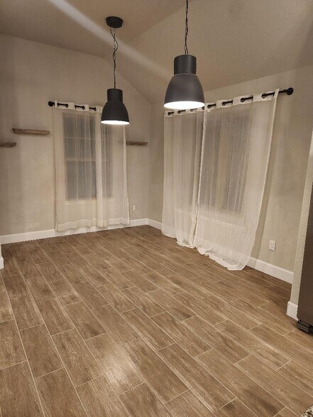 living room new tile - 5022 Brewcastle Ln