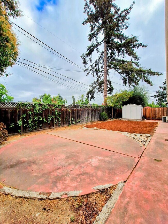 Building Photo - Beautiful Single Story House w/Low Mainten...